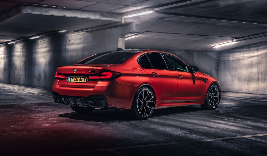Красный автомобиль BMW M5 Competition 2020 года в тоннеле 