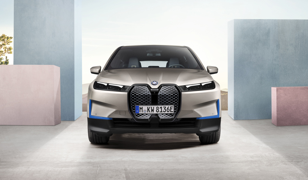 Серебристый автомобиль BMW IX 2021 года вид спереди