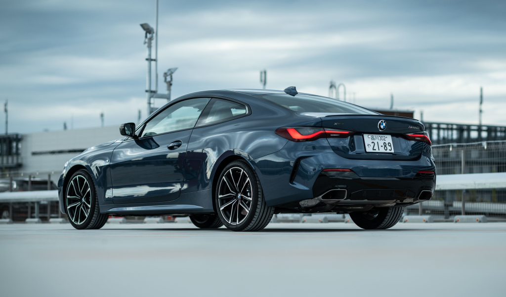 Стильный автомобиль BMW M440i XDrive Coupé 2020 года вид сзади