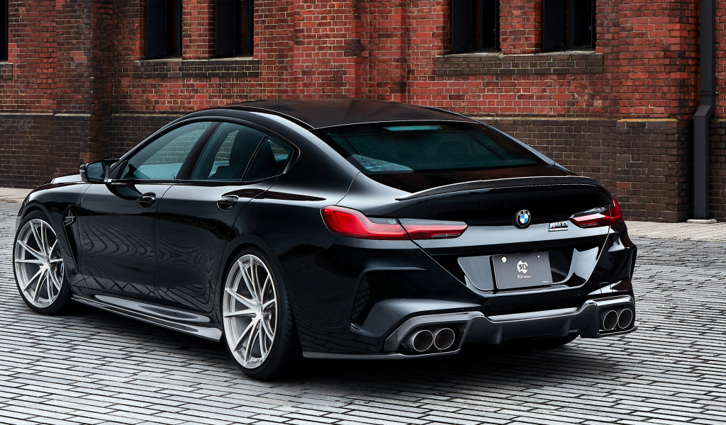 Стильный черный автомобиль BMW M8, 2020 года вид сзади
