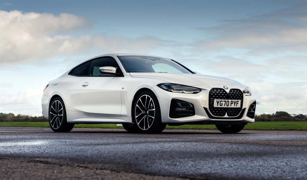 Белый автомобиль BMW 420i Coupé M Sport 2020 года на фоне неба