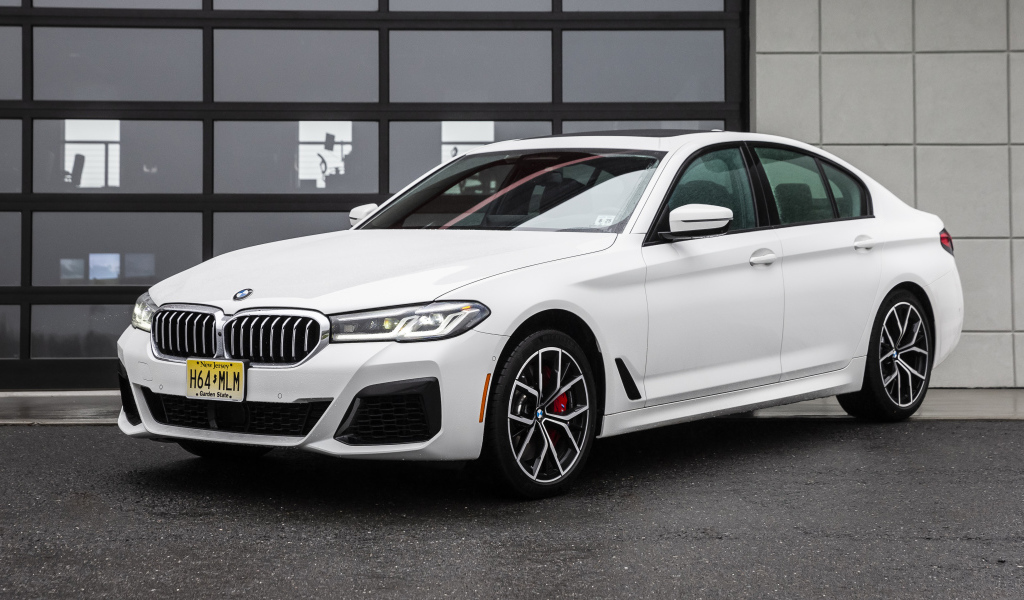 Белый автомобиль BMW 540i XDrive M Sport, 2021 года