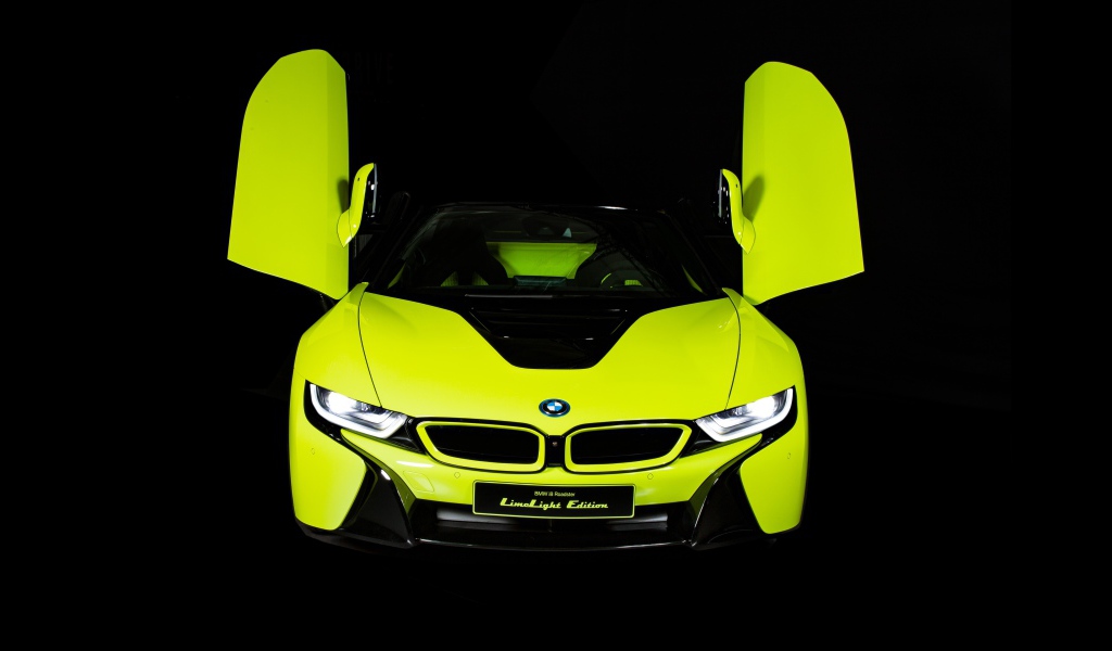 Желтый BMW I8 Roadster, 2019 года с открытыми дверями