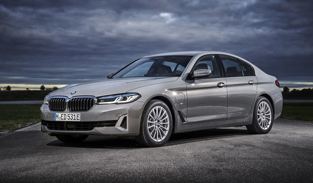 Серебристый автомобиль BMW 530e Luxury Line 2020 года 