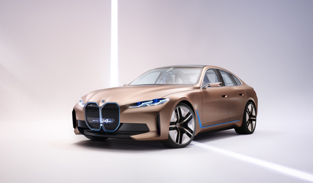 Автомобиль BMW Concept I4 2020 года на сером фоне