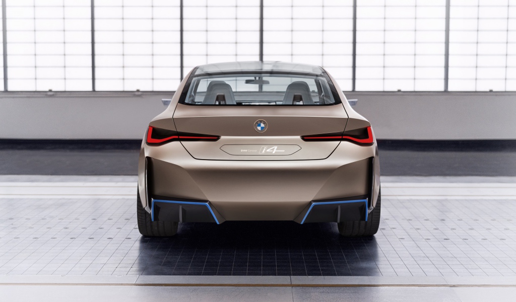 Автомобиль BMW Concept I4 2020 года вид сзади