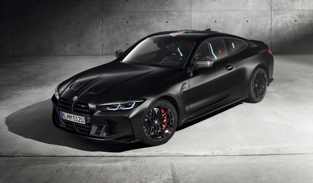 Черный автомобиль BMW M4 Competition X Kith 2020 года на фоне серой стены