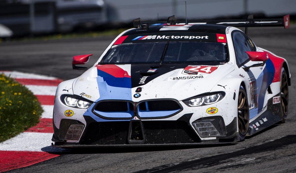 Спортивный автомобиль BMW M8 GTE 2020 года на гоночной трассе