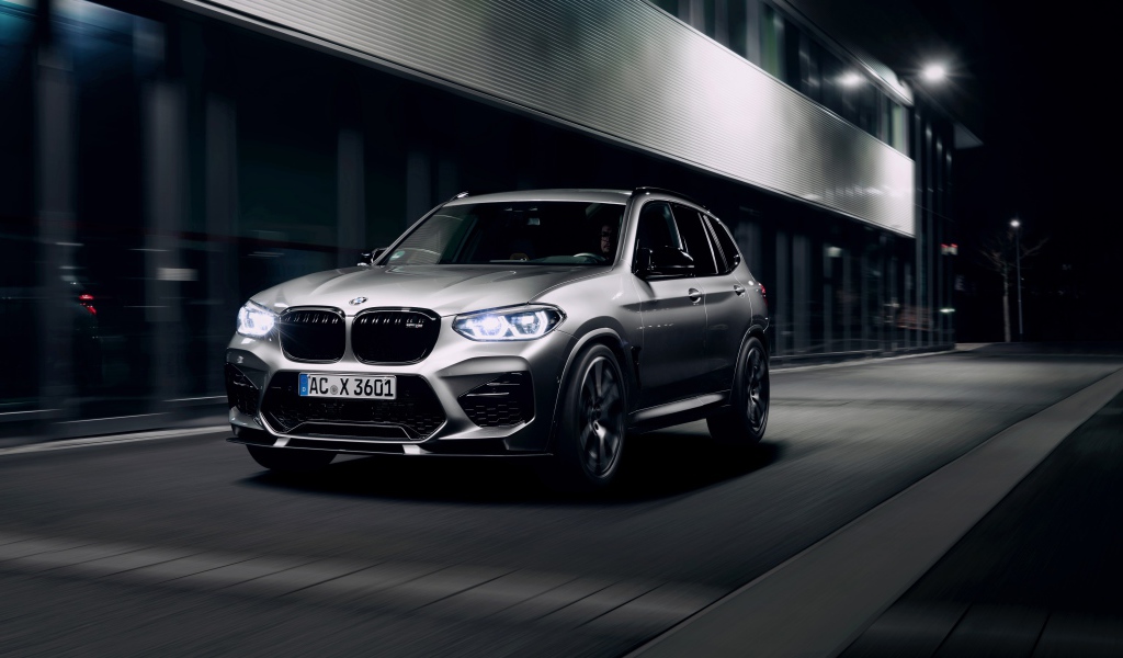 Автомобиль BMW X3 M 2020 года на улице города