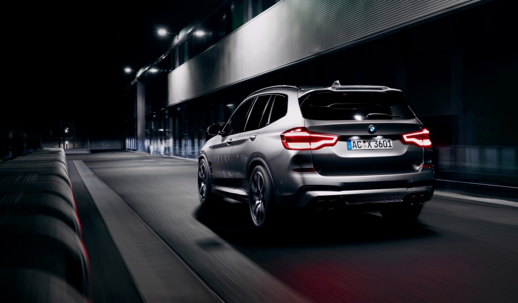 Автомобиль BMW X3 M 2020 года вид сзади
