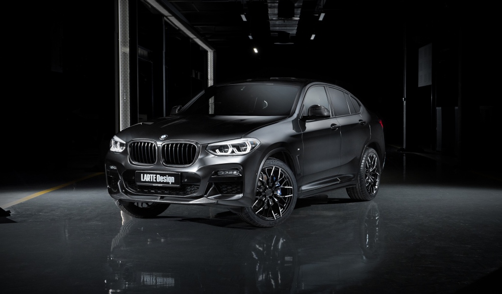 Черный внедорожник Larte Design BMW X4 2020 года в гараже 