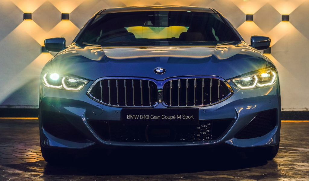 Синий автомобиль BMW 840i M Sport  2020  года крупным планом