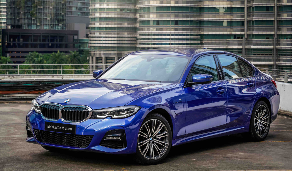 Синий автомобиль BMW 330e M Sport 2021 года