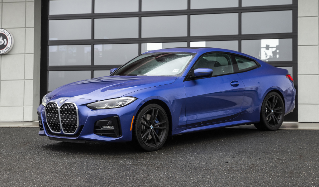 Синий автомобиль BMW 430i XDrive, 2021 года у гаража