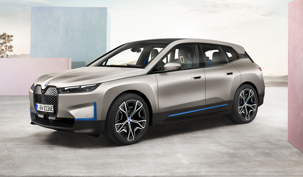 Автомобиль BMW IX 2021 года на выставке