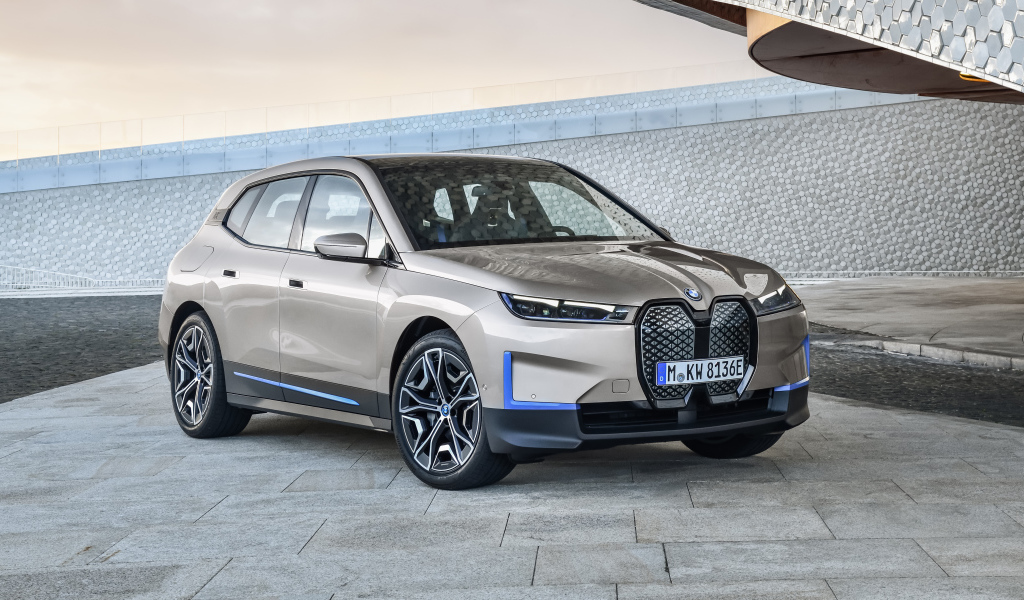 Серебристый внедорожник BMW IX Sport 2021 года  у стены