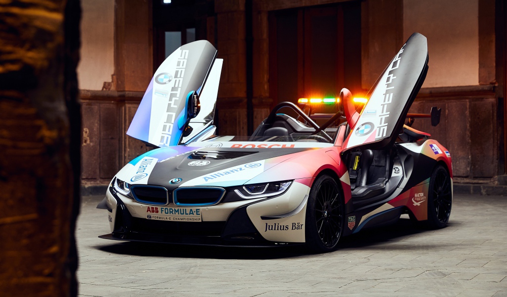 Гоночный автомобиль BMW I8 Roadster с открытыми дверями