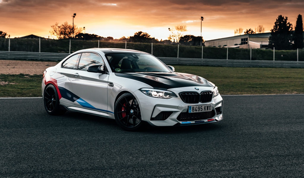 Гоночный автомобиль BMW M2 на трассе 
