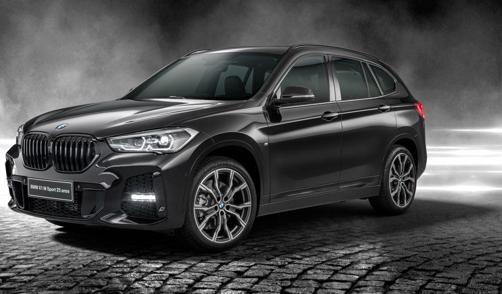 Черный автомобиль BMW X1 SDrive20i M Sport 25 Anos 2020 года в свете софитов