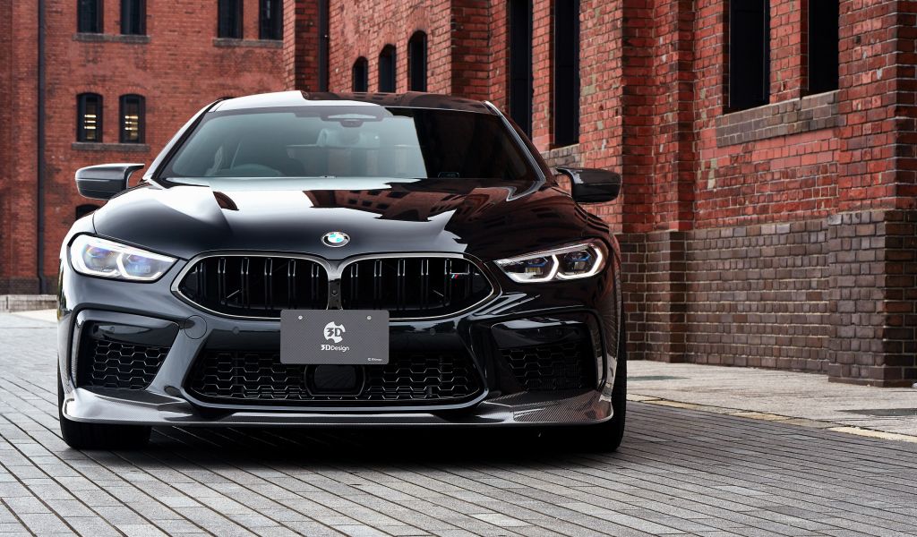 Черный автомобиль BMW M8, 2020 года у кирпичной цены