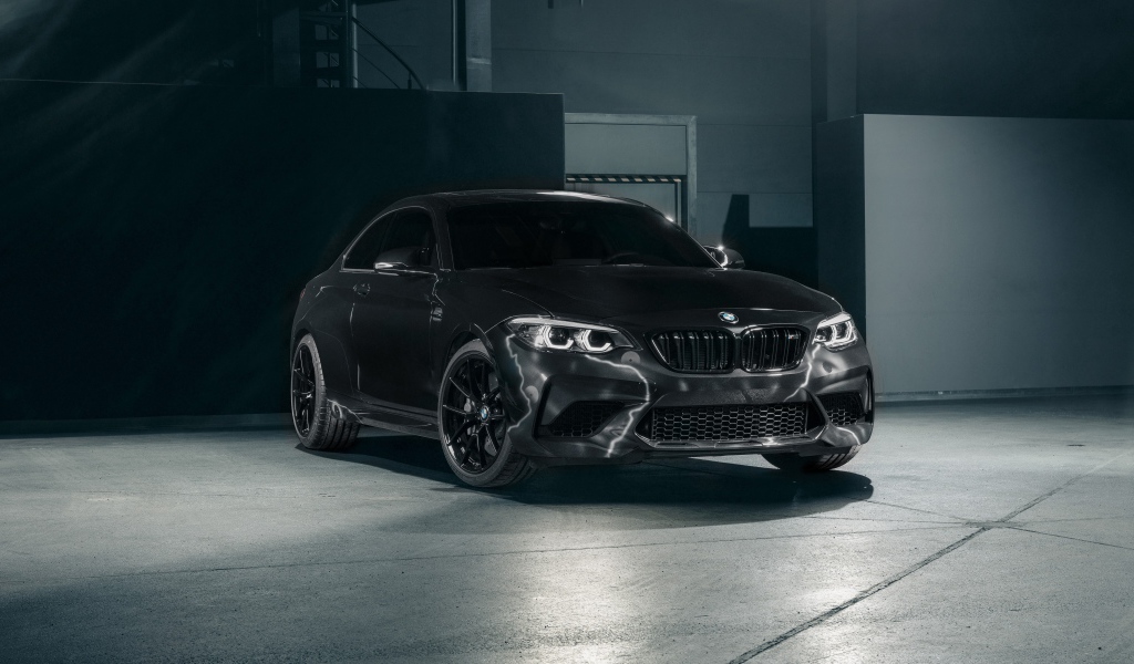 Черный автомобиль  BMW M2 Edition Designed By FUTURA 2000, 2020 года в гараже