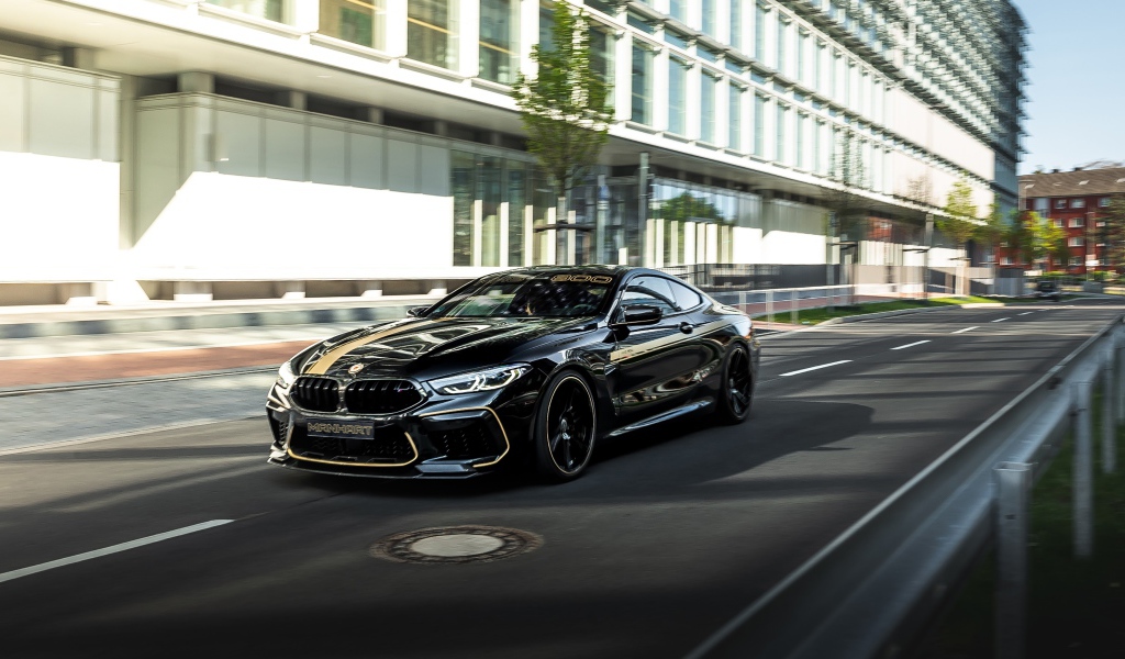 Черный стильный автомобиль BMW Manhart MH8 800, 2020 года на улице города