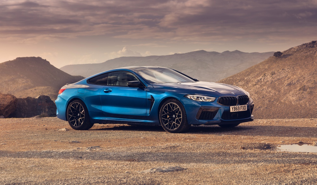 Синий автомобиль BMW M8  2019 года в горах