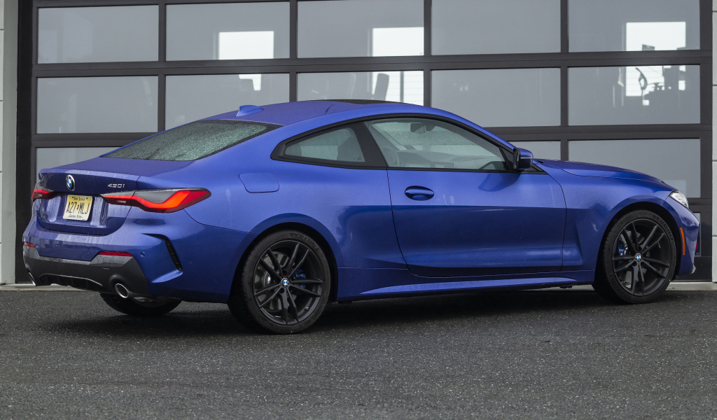 Синий автомобиль BMW 430i XDrive, 2021 года вид сбоку