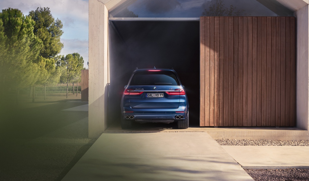Синий внедорожник BMW Alpina XB7, 2021 года в гараже