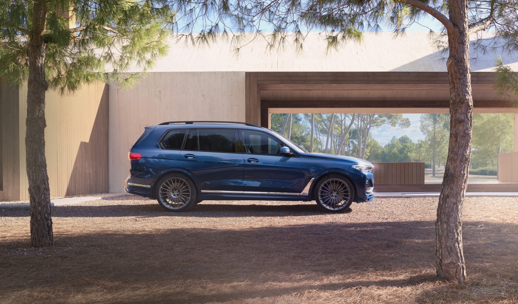 Синий внедорожник  BMW Alpina XB7, 2021 года 