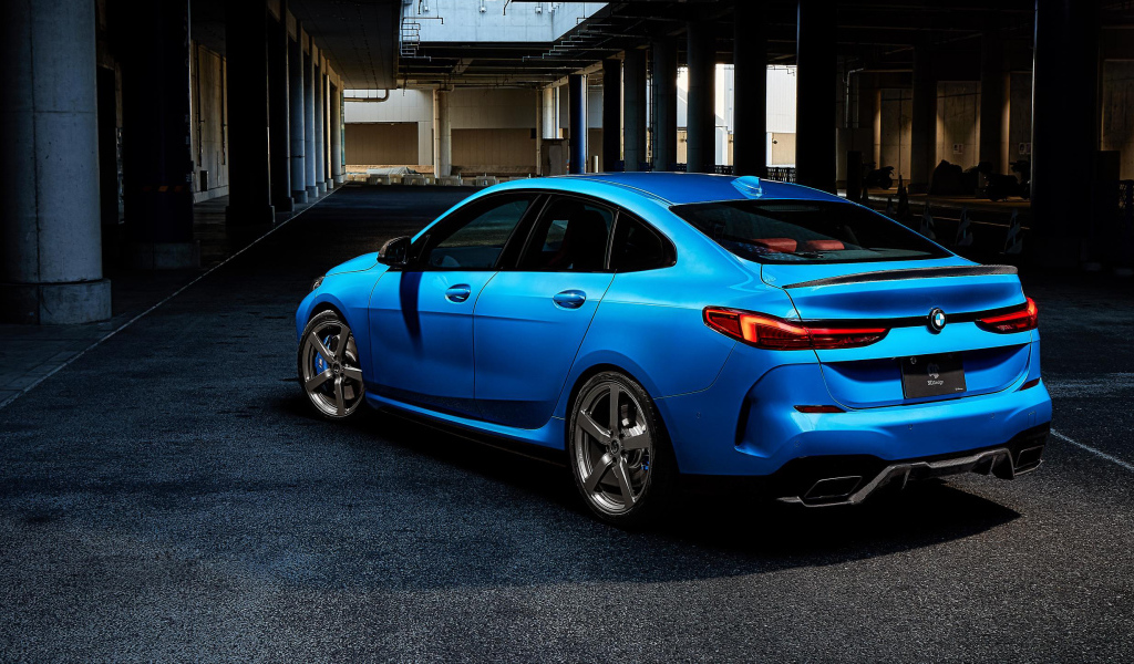 Синий автомобиль BMW 2 Series, 2020 года вид сзади