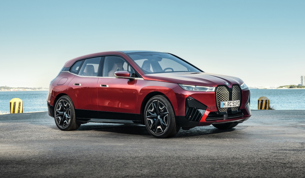 Бордовый автомобиль BMW IX 2021 года у воды