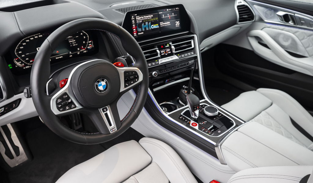 Салон автомобиля BMW M8, 2020 года