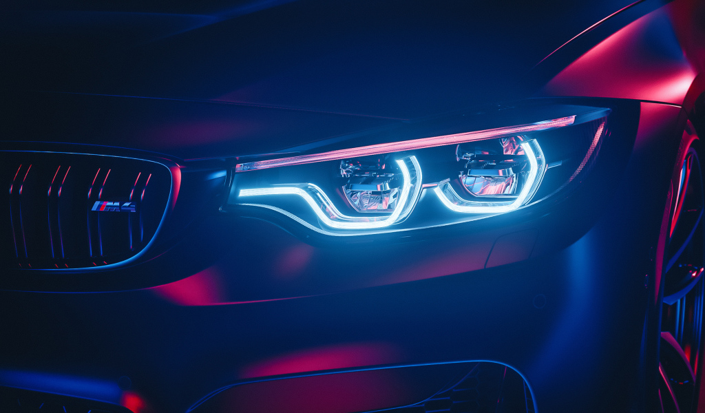 Зажженная фара автомобиля BMW M4 