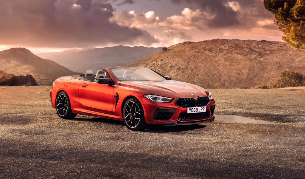 Красный кабриолет BMW M8, 2019 года у гор