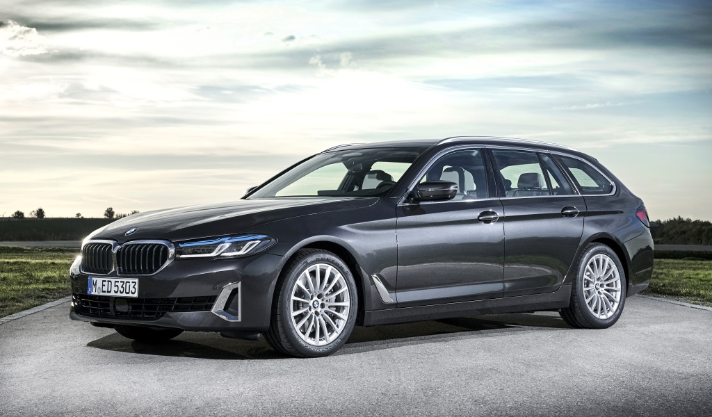 Серебристый автомобиль BMW 530d XDrive 2020 года на дороге 