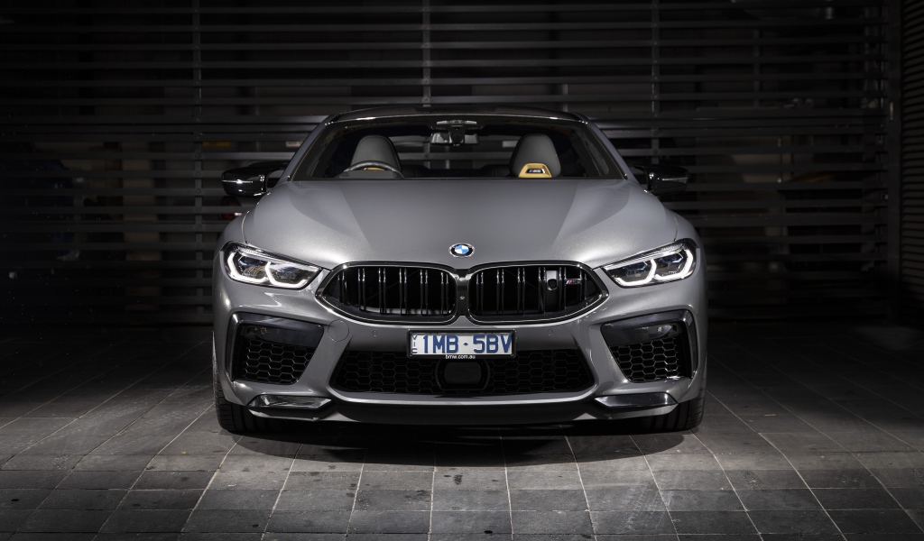 Серебристый автомобиль BMW M8,  2020 года