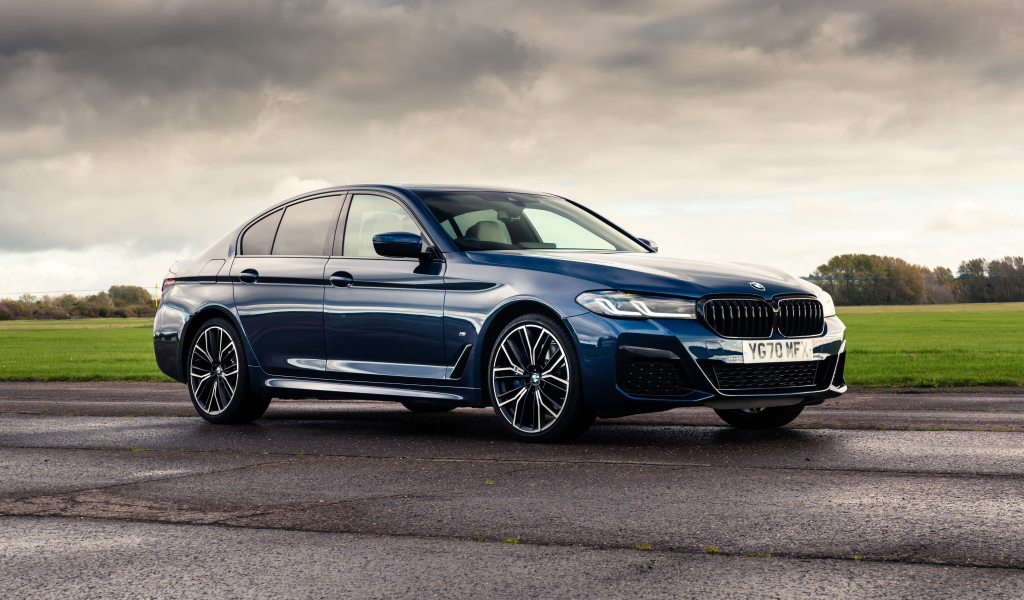 Стильный BMW 530e XDrive M Sport 2020 года на фоне грозового неба