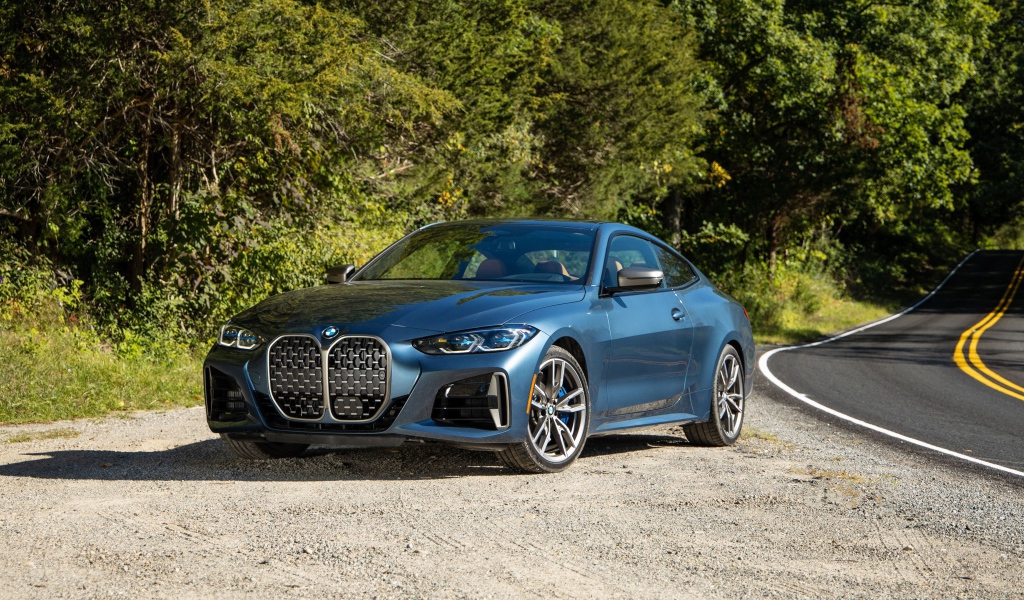 Стильный автомобиль  BMW M440i XDrive Coupe на дороге 