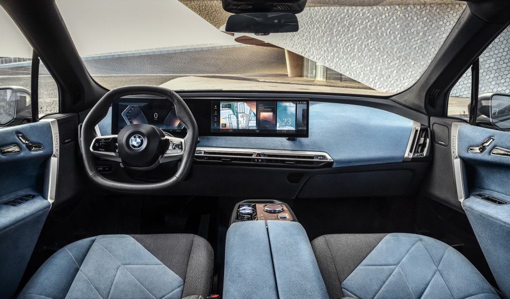 Стильный салон автомобиля BMW IX 2021 года