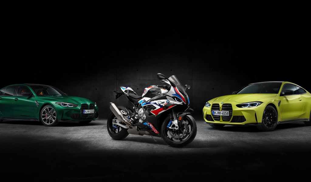 Два автомобиля и  мотоцикл Bmw на черном фоне