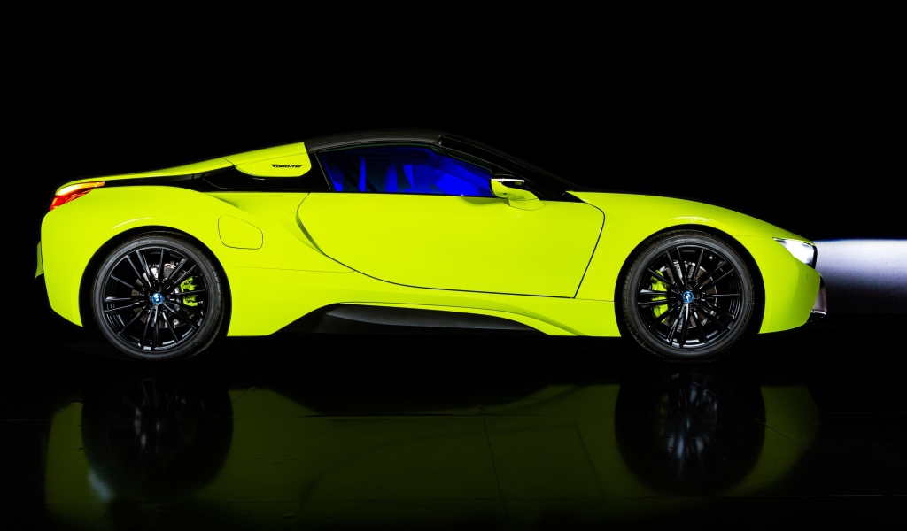 Желтый автомобиль BMW I8 Roadster, 2019 года вид сбоку
