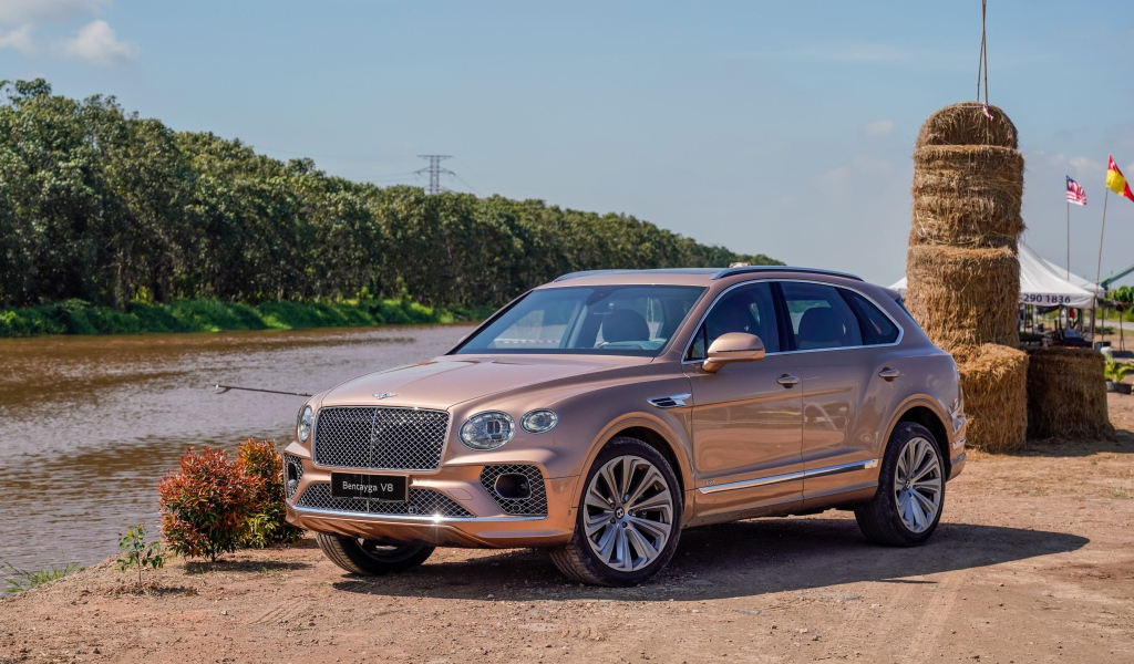 Автомобиль Bentley Bentayga V8 2020 года у реки