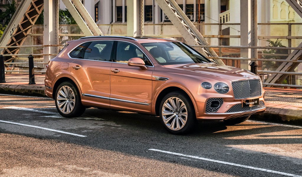 Кроссовер Bentley Bentayga V8 2020 года на мосту 