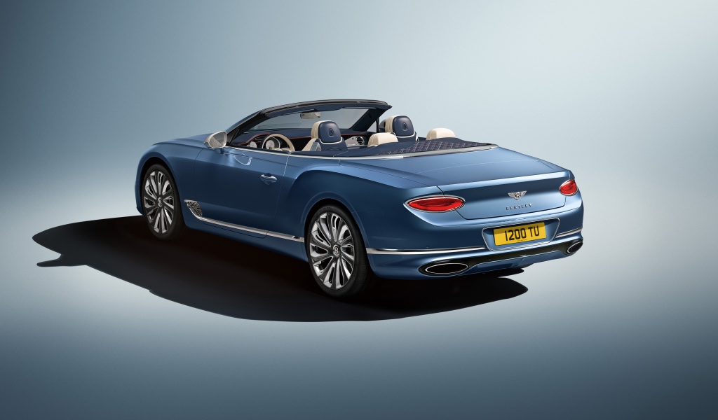 Автомобиль кабриолет Bentley Continental GT  2020 года вид сзади 