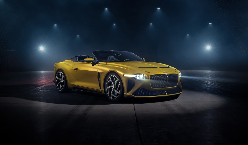 Желтый автомобиль Bentley Mulliner Bacalar 2020 года в свете софитов