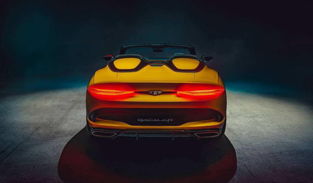 Желтый автомобиль Bentley Mulliner Bacalar 2020 года вид сзади