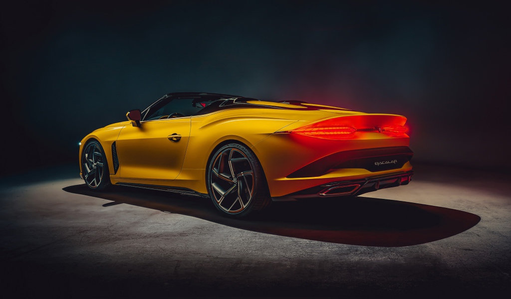 Желтый кабриолет Bentley Mulliner Bacalar 2020 года вид сзади