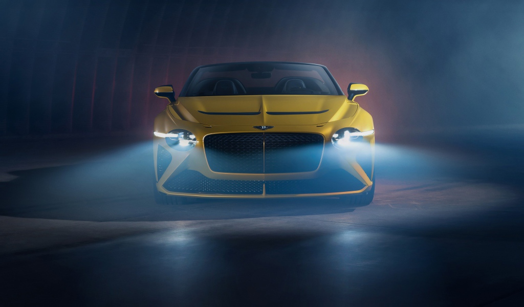 Желтый автомобиль Bentley Mulliner Bacalar 2020 года с включенными фарами