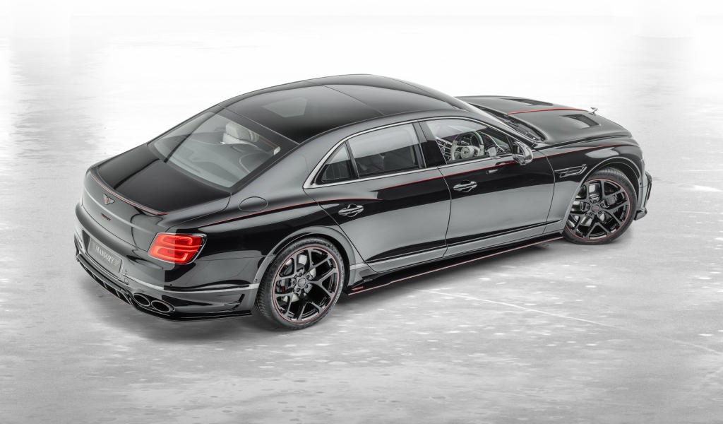 Черный автомобиль Mansory Bentley Flying Spur 2020 года на сером фоне